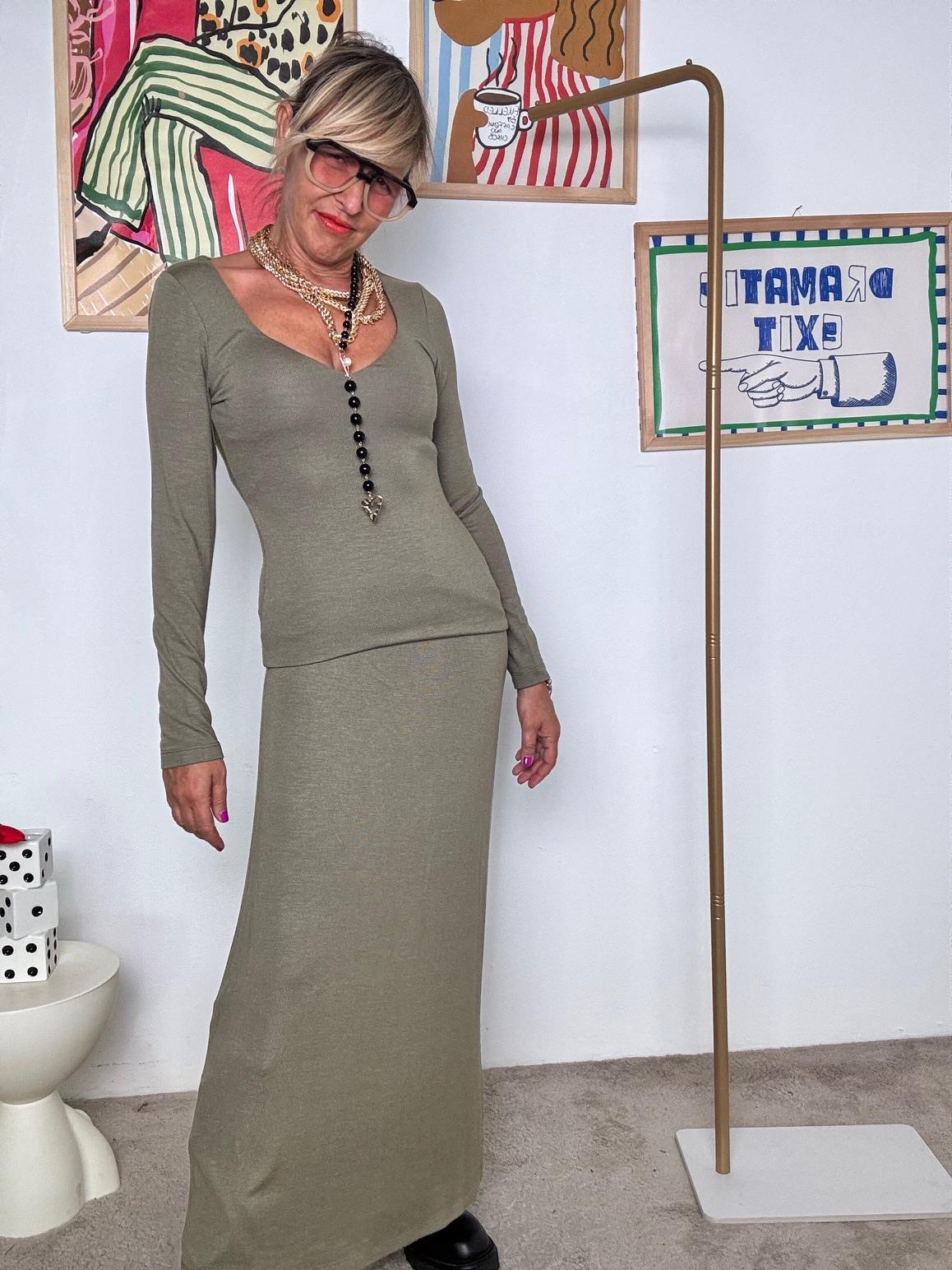 HAVE ONE - Abito lungo verde con scollo profondo  Eleganza senza tempo AMI-P021/ MILITARE HAVE ONE 