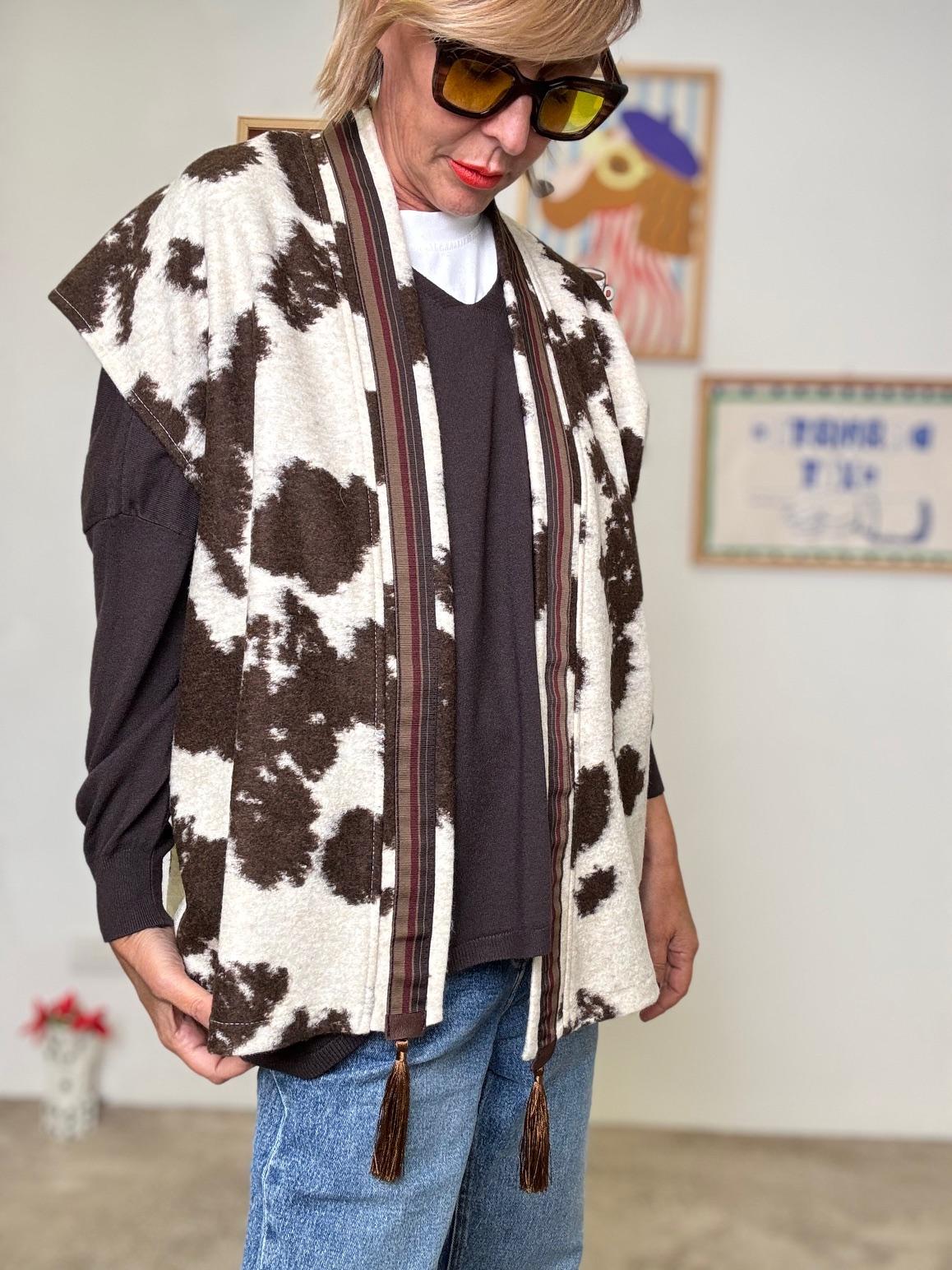 DEJA VU - Gilet fantasia maculata  Boho chic con un tocco country A25LU804/ MUCCA DEJA VU 