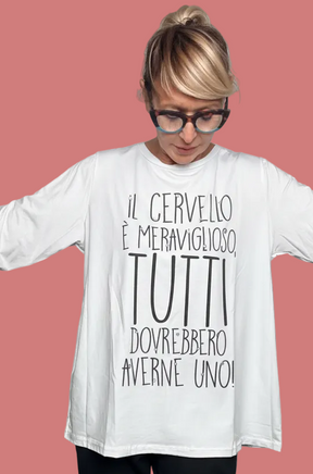 T-shirt over bianca con maniche lunghe e stampa frontale leggibile