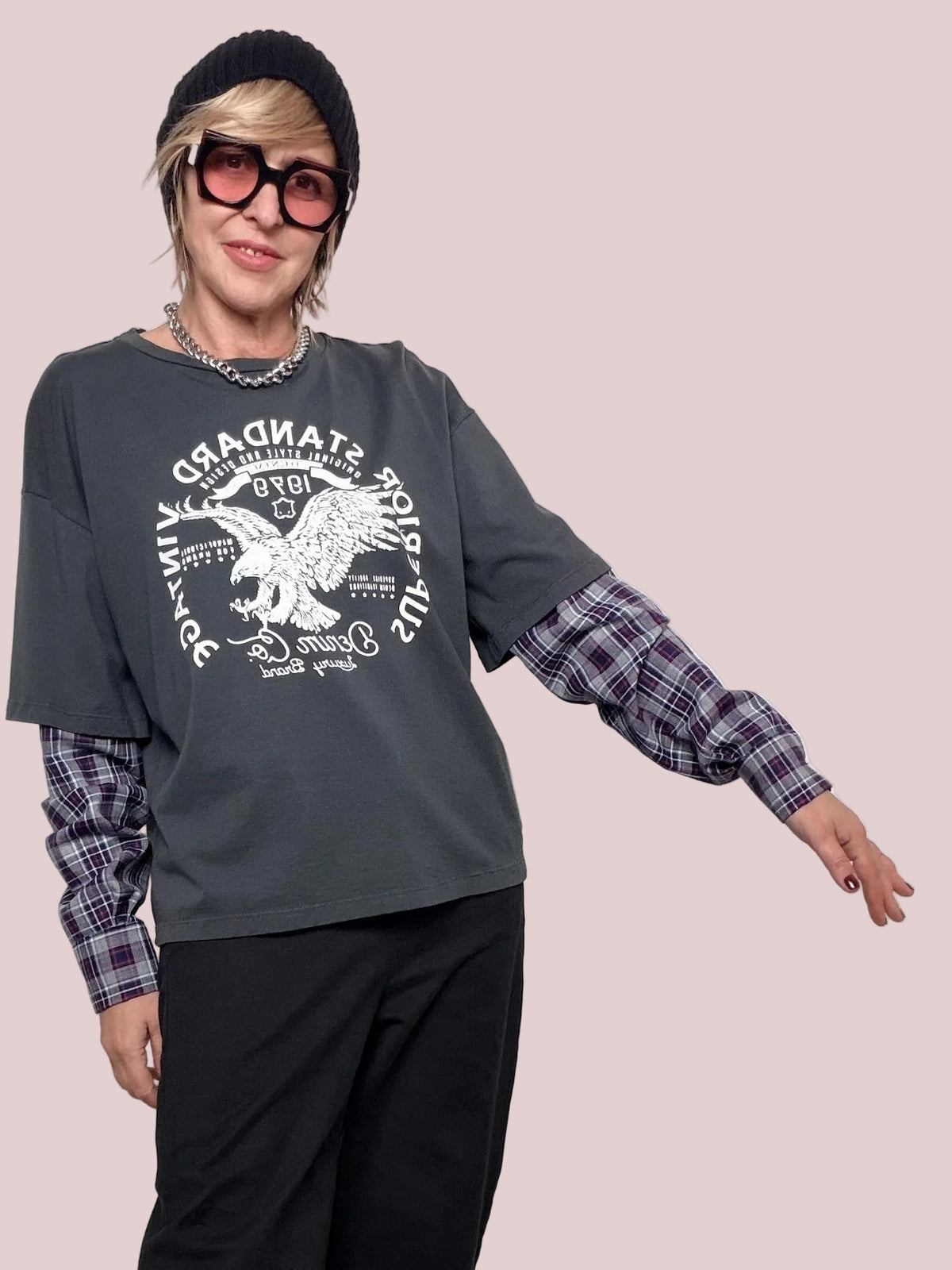 T-shirt effetto layered con stampa grintosa con collana piombo D01E0634/ PIOMBO PHILIA LOFT 