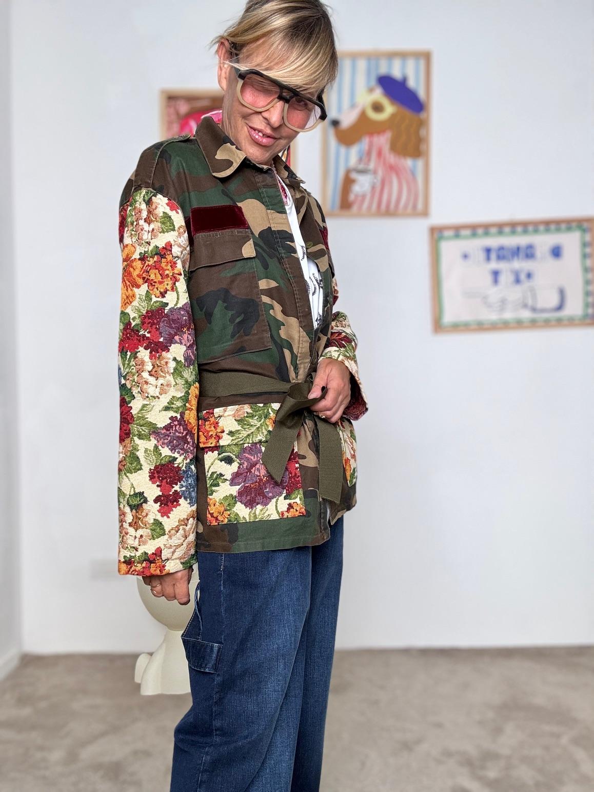 SUSY STAR - Giacca vintage donna camouflage con inserti floreali  unica, grintosa e super originale STSS2942/ MIMETICA SUSY STAR 