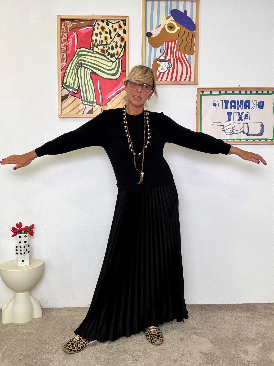 FEMALE -A bito lungo plissé: elegante, fluido e senza tempo NERO L3M353/ NERO FEMALE 