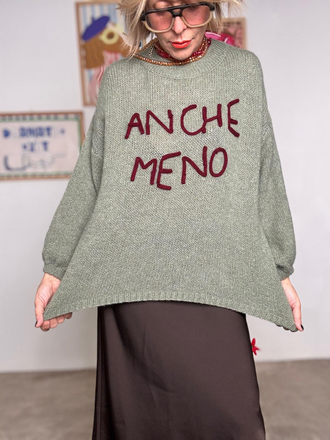 FEMALE - Maglia over con scritta ANCHE MENO SALVIA A3019/ SALVIA FEMALE 