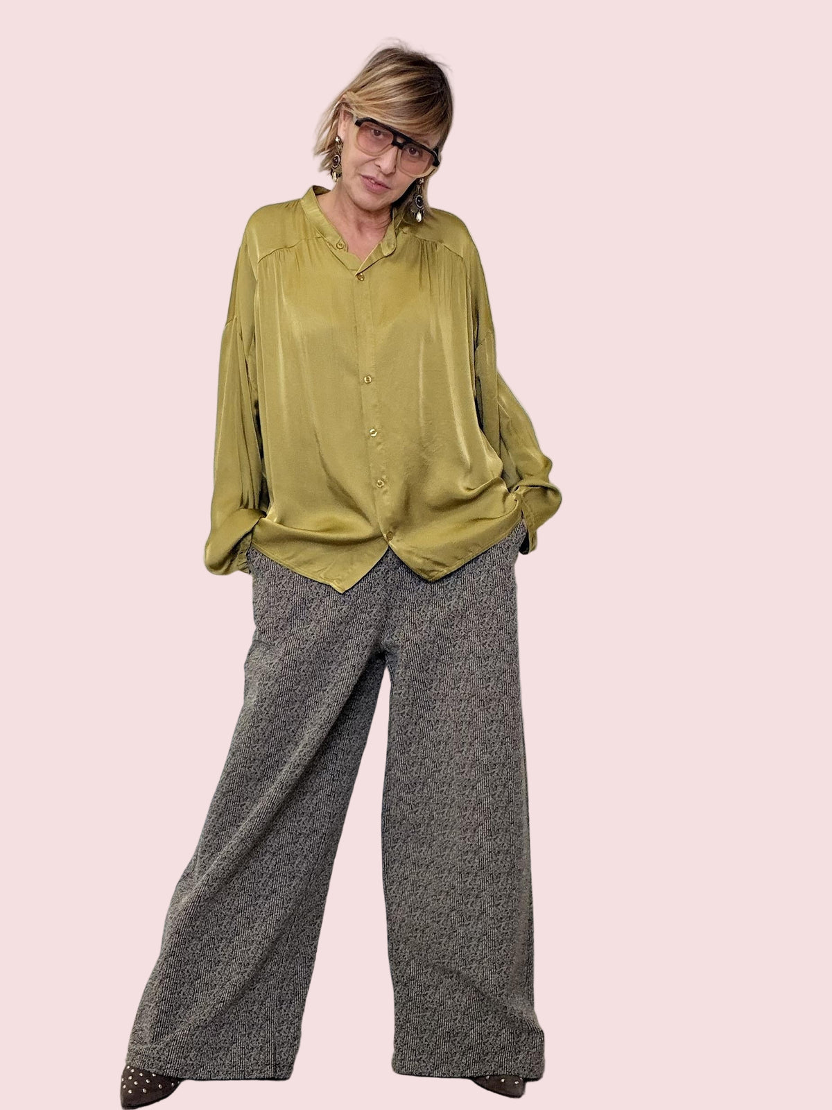 DEJA VU - Camicia oversize in satin color olio  eleganza comfy e dimpatto A25LU102/ OLIO DEJA VU 