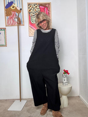 SUSY STAR - Tuta Ampia con Bretelle  Libertà, Comodità e Stile in un Solo Gesto NERO ST88081FIO/ NERO SUSY STAR 