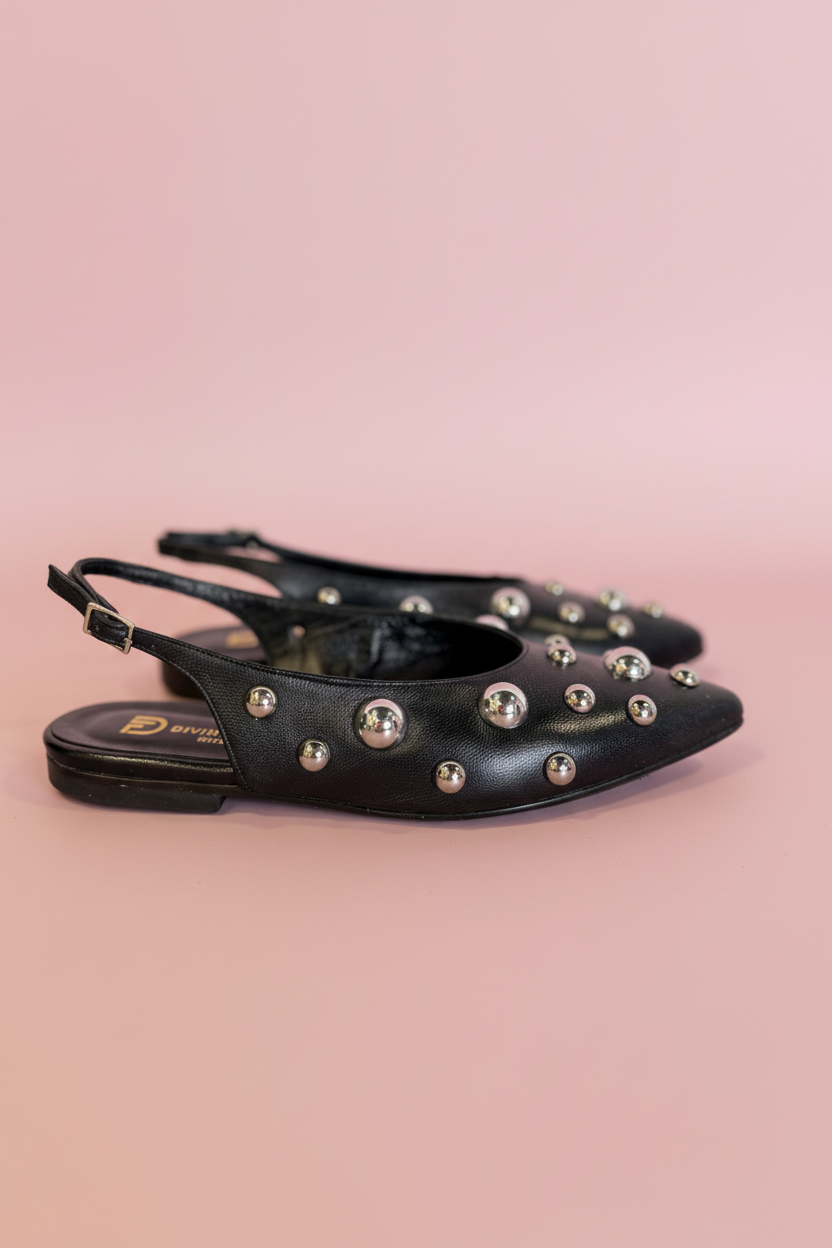 Sabot pelle nera borchie argentate sfondo rosa - foto 1