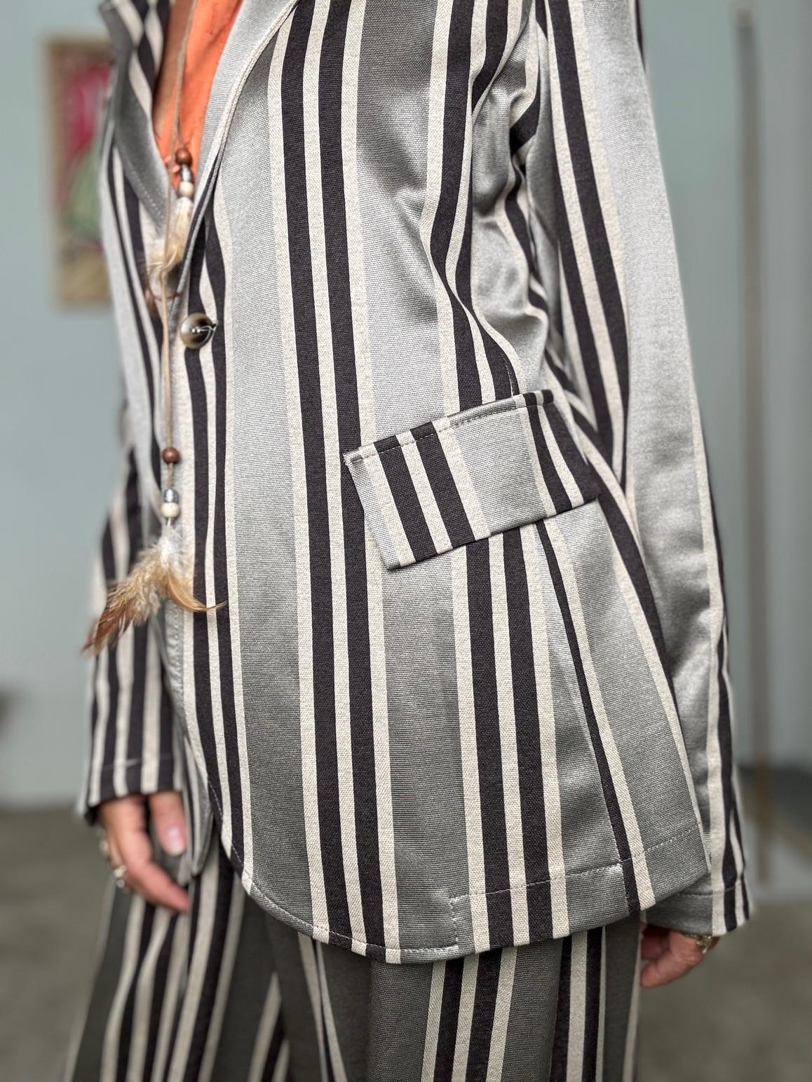 DEJA VU - Giacca lunga a righe verticali  eleganza moderna e stile versatile A25RU603/ RIGA DEJA VU 