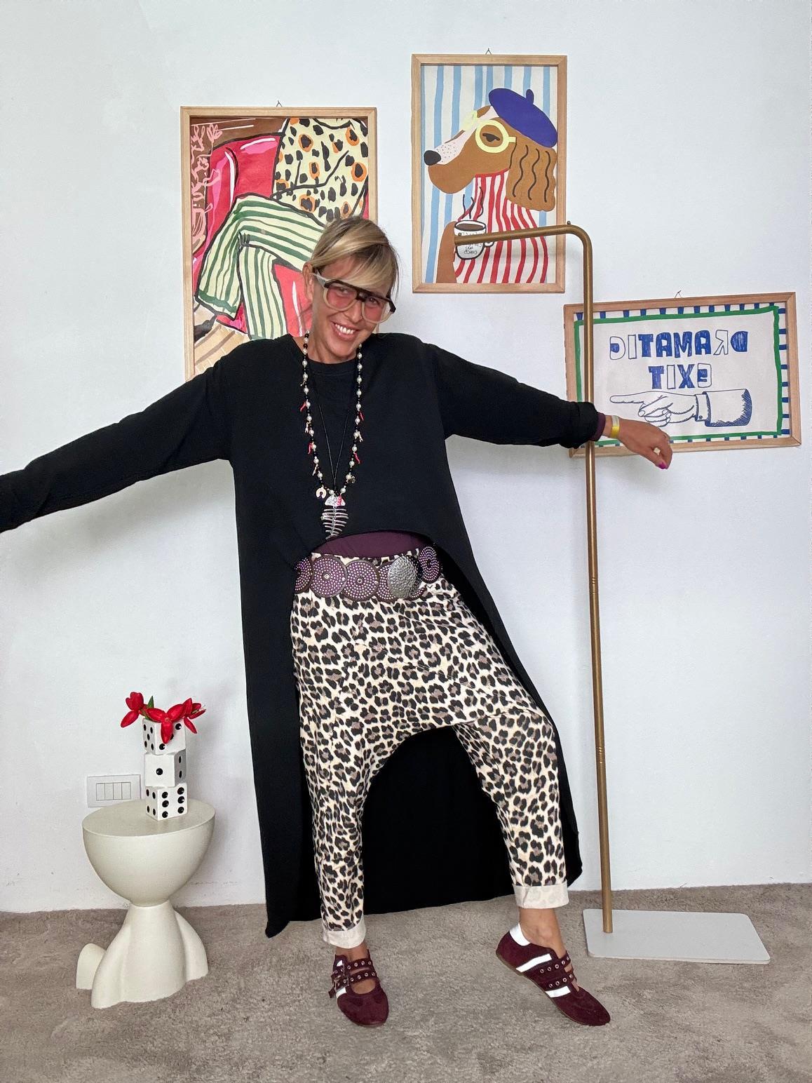 FEMALE - Felpa asimmetrica nera corta davanti e lunga dietro A3743/ NERA FEMALE 