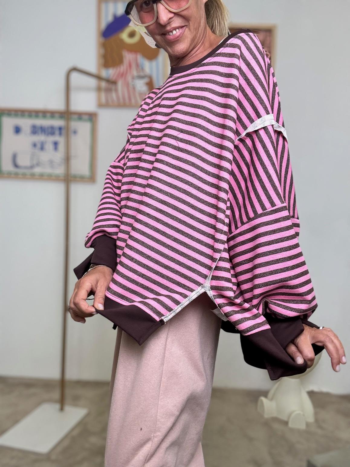 FEMALE - Felpa oversize a righe  Il mix perfetto tra coccola e stile riga marrone R51229/ RIGA MARRONE FEMALE 