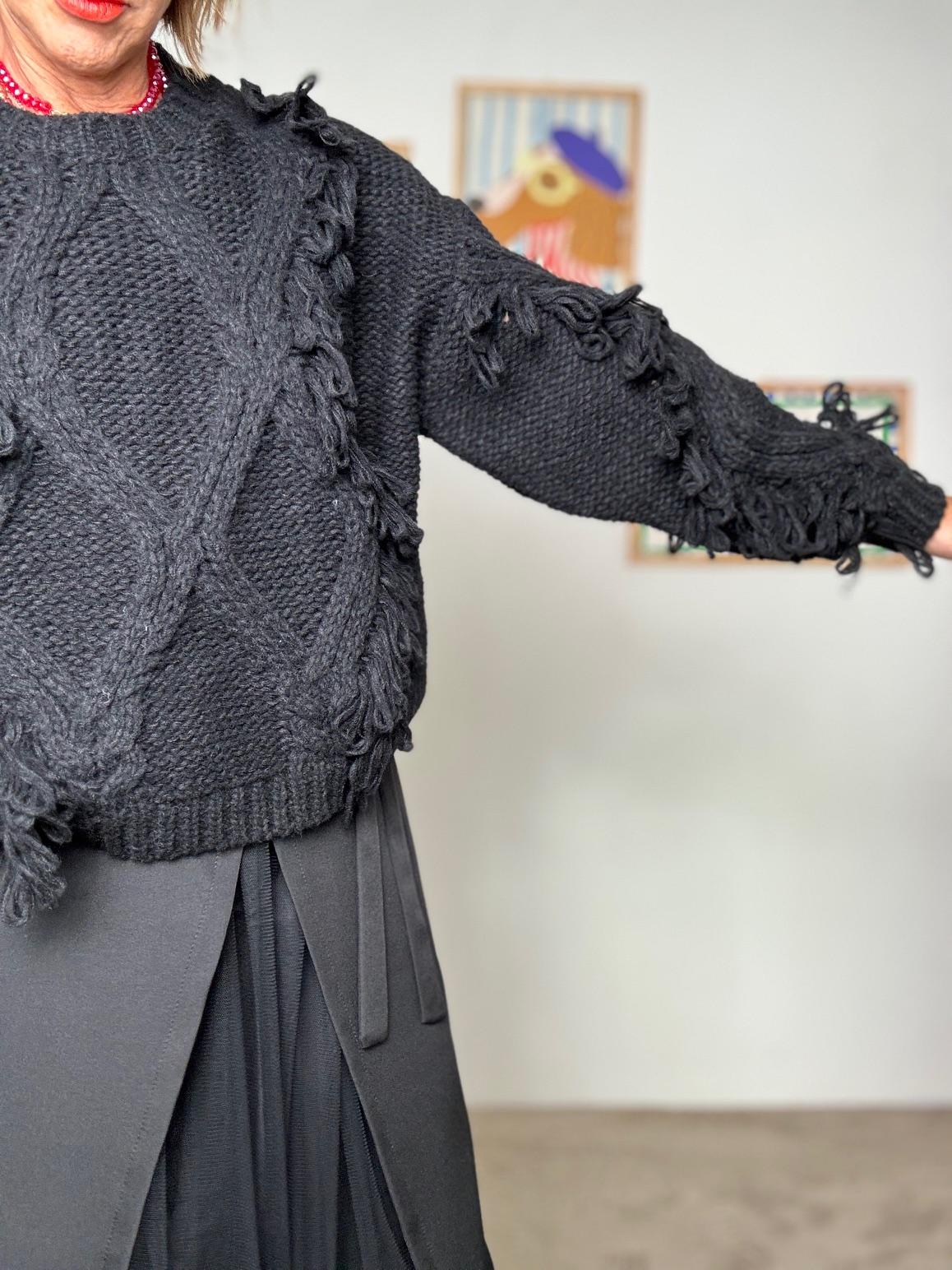 FEMALE - Maglia intrecciata con frange  Energia e carattere in ogni punto nero VA613/ NERO FEMALE 