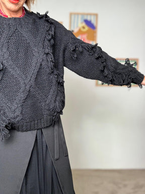 FEMALE - Maglia intrecciata con frange  Energia e carattere in ogni punto nero VA613/ NERO FEMALE 