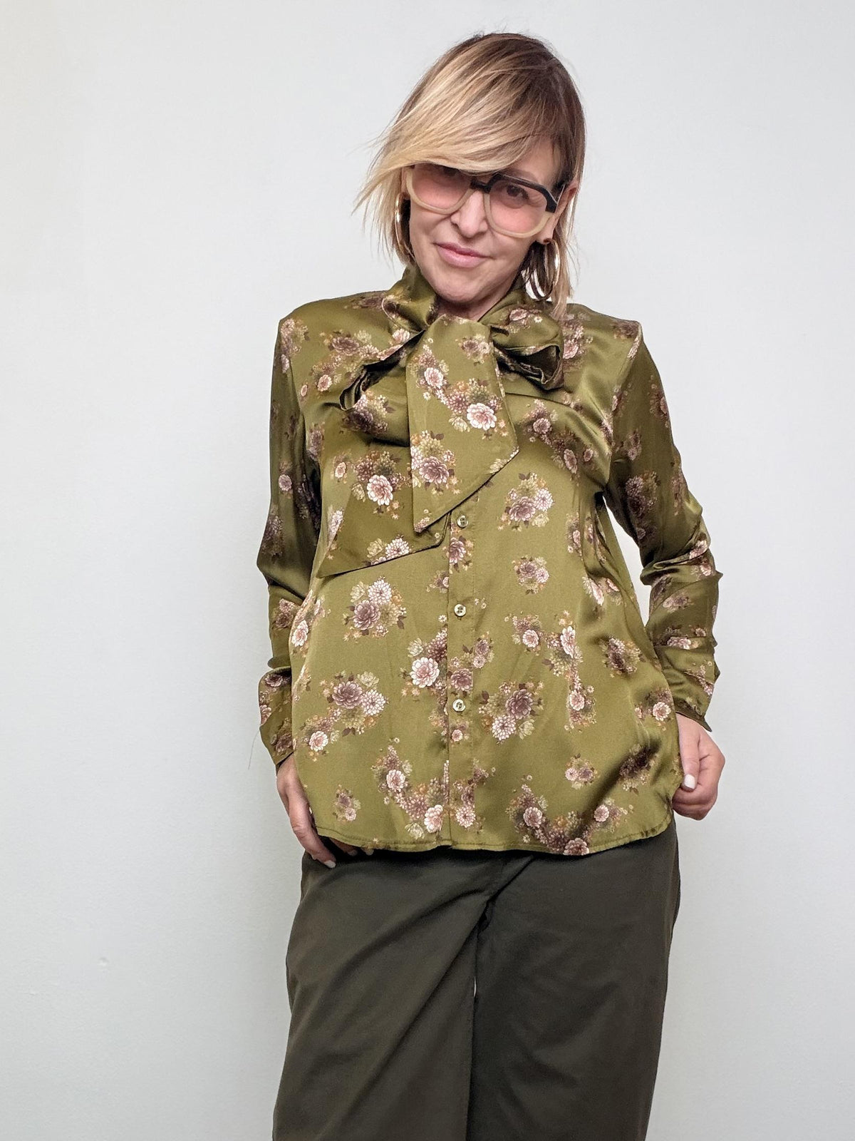 SOUVENIR - Camicia satinata con maxi fiocco e stampa floreale R38B1358/ OLIVA SOUVENIR 