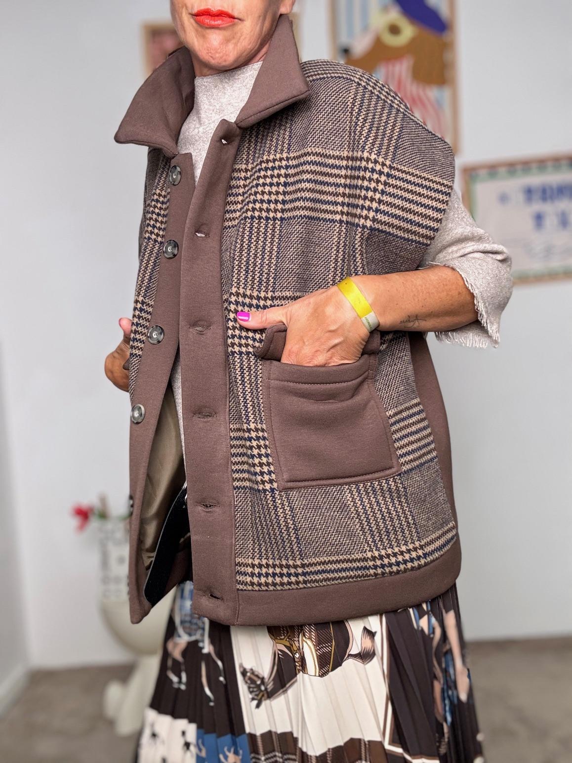 DEJA VU - Gilet Donna a Quadri Marrone  Stile Casual Chic e Versatile A25AP801/ CHECK DEJA VU 