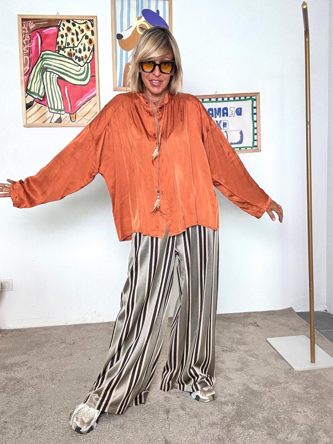 DEJA VU - Camicia oversize in satin color ruggine  eleganza comfy e dimpatto A25LU102/ ARANCIO DEJA VU 