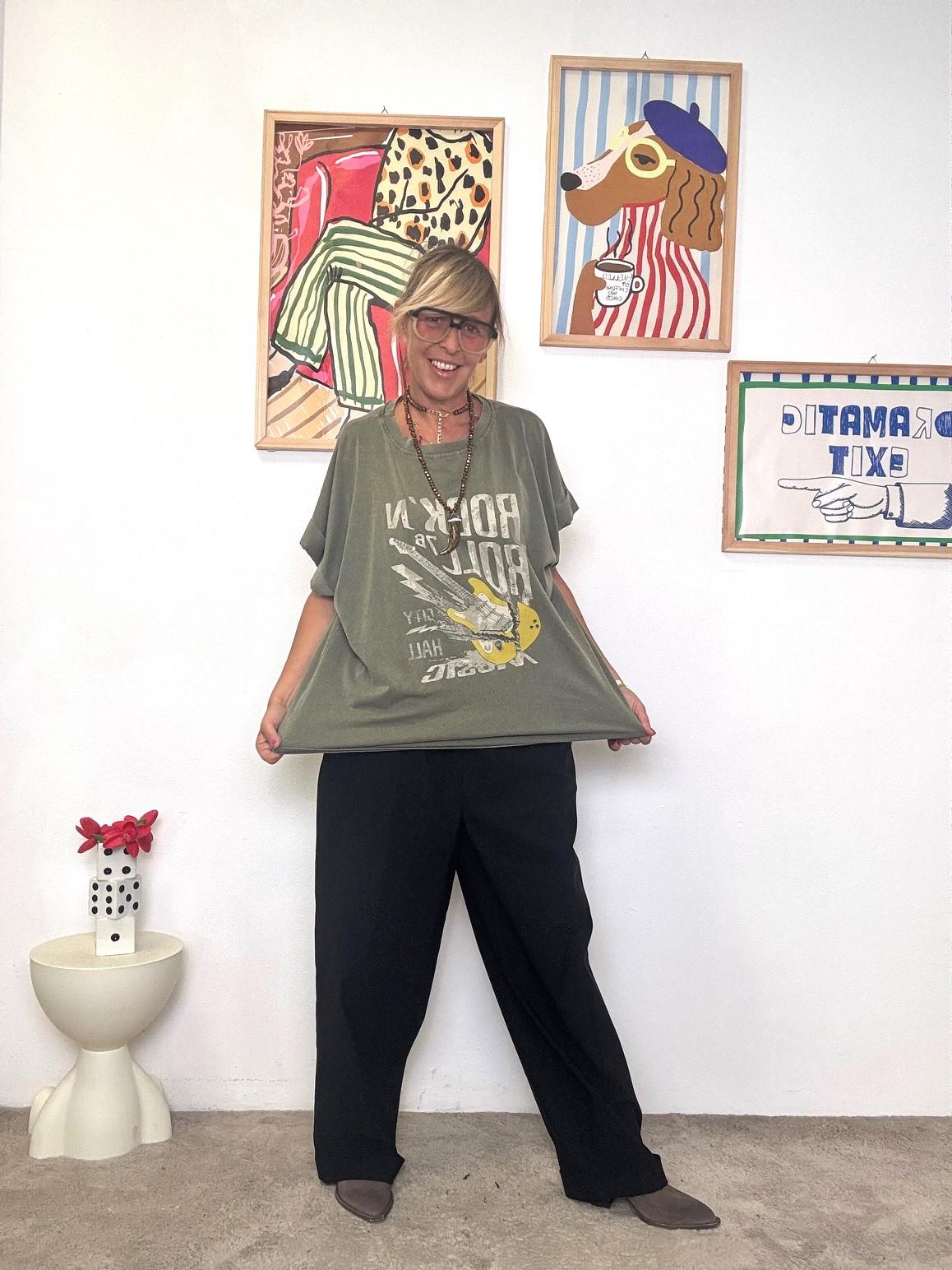 SUSY STAR - T-shirt verde oversize con stampa rock  Stile casual e grintoso ST702M/ VERDE MILITARE SUSY STAR 