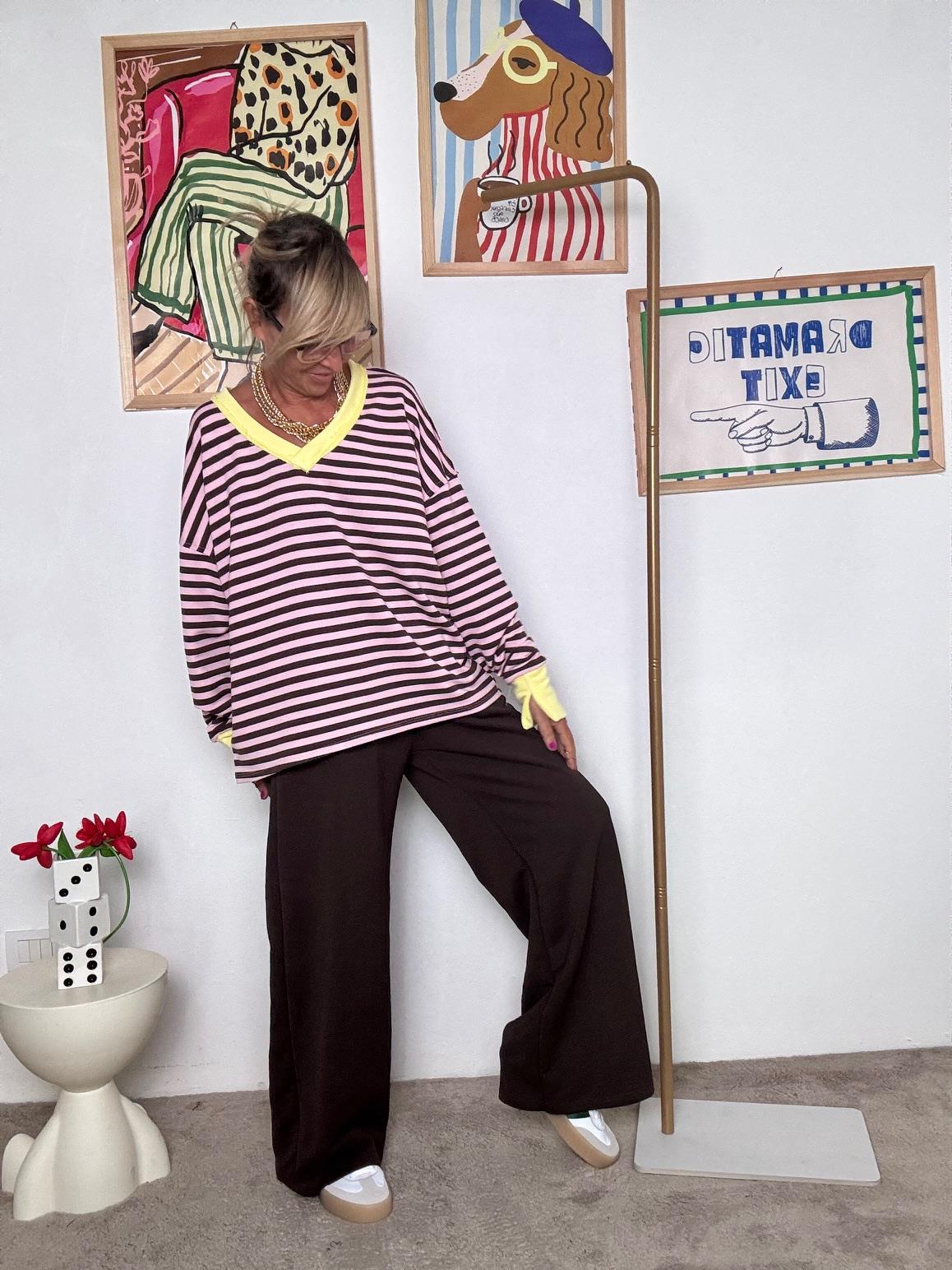 FEMALE - Felpa oversize a righe rosa e marroni  con dettagli giallo fluo R51305/ RIGA M-GIALLO FEMALE 