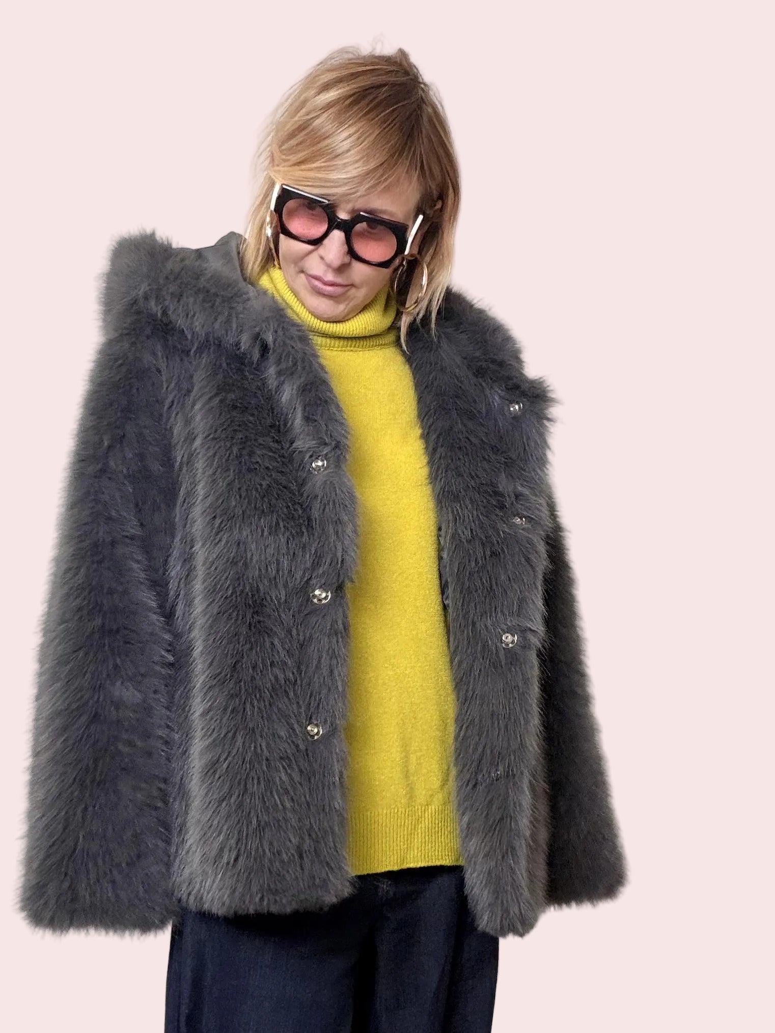 Pelliccia over ecologica dal carattere deciso A25LU605/ GRIGIO DEJA VU 