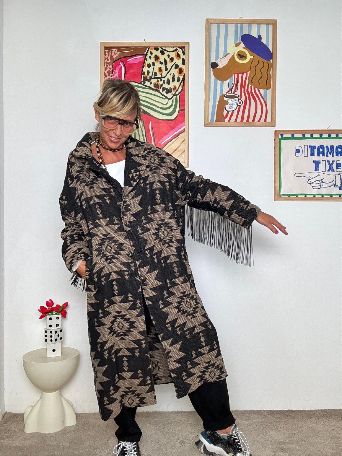 SUSY STAR - Cappotto fantasia con frange: originale, caldo e super trendy ST81695/ NERO SUSY STAR 
