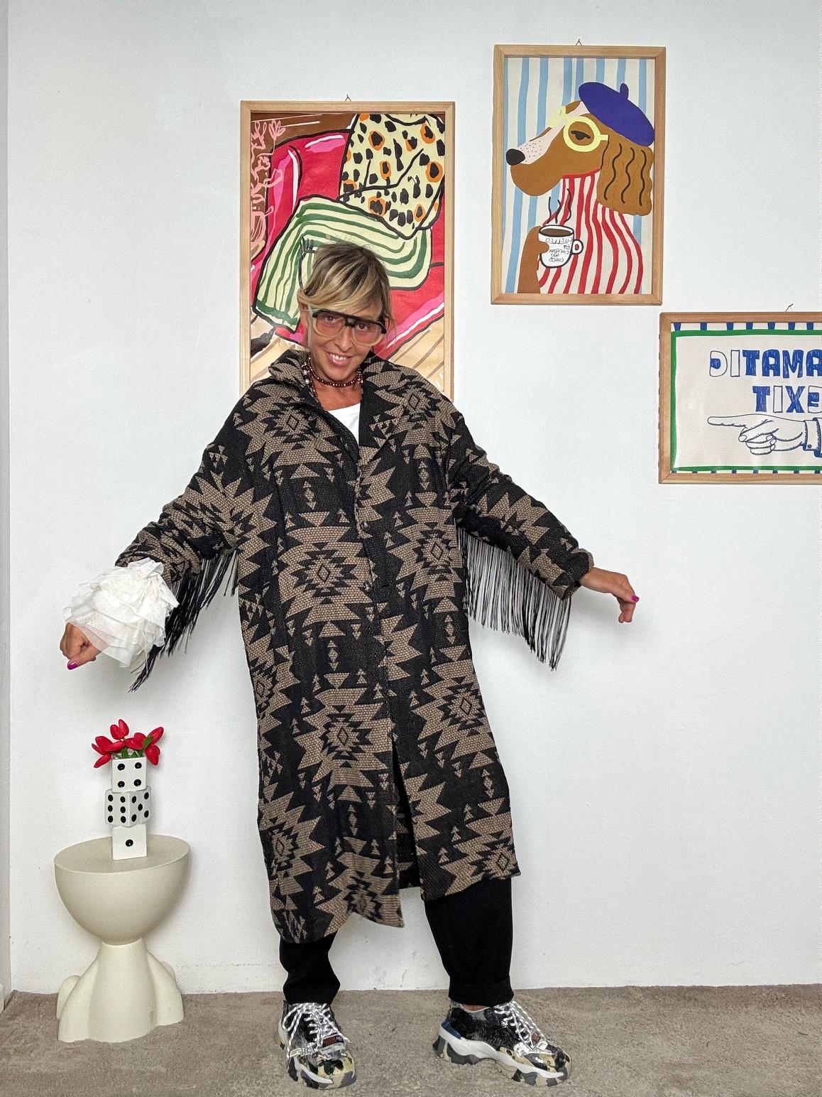 SUSY STAR - Cappotto fantasia con frange: originale, caldo e super trendy ST81695/ NERO SUSY STAR 