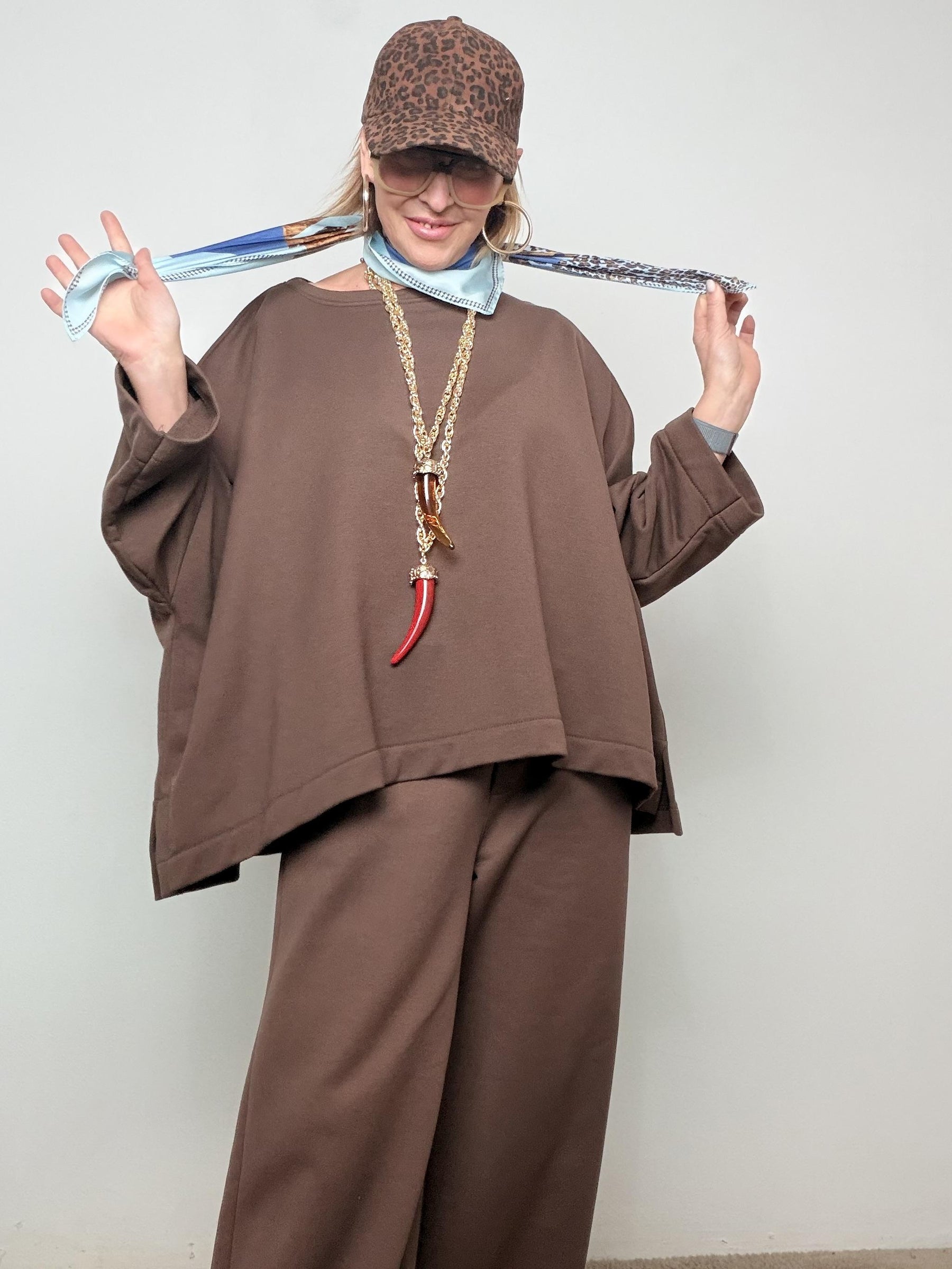 DEJA VU - Felpa oversize con foulard: comodità e stile con un tocco chic A25LU403/ MORO DEJA VU 