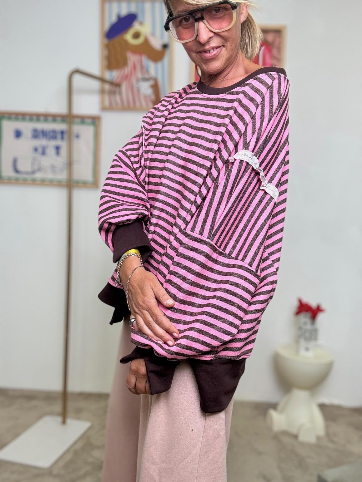 FEMALE - Felpa oversize a righe  Il mix perfetto tra coccola e stile riga marrone R51229/ RIGA MARRONE FEMALE 