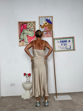 SUSY MIX - Abito Lungo Satin con Pizzo  Eleganza Effortless dal Tocco Sensuale 44422/ BEIGE SUSY MIX 