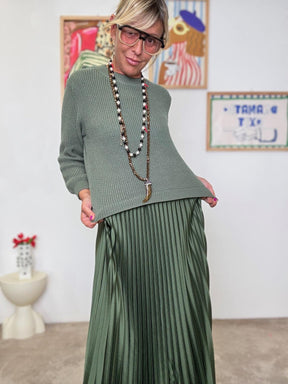 FEMALE -A bito lungo plissé: elegante, fluido e senza tempo VERDE L3M353/ VERDE SALVIA FEMALE 