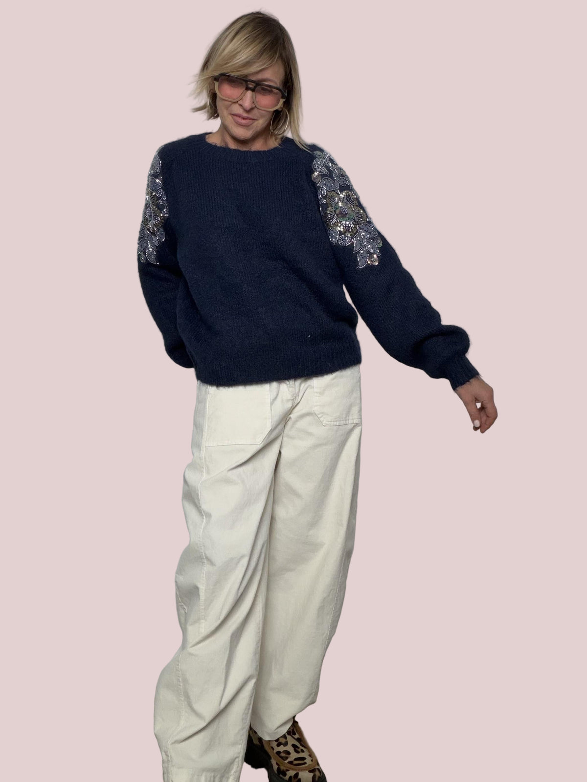 PHILIA LOFT - MAGLIA MORBIDA CON APPLICAZIONI GIOIELLO SULLE MANICHE  SOFISTICATA, CALDA, SCENOGRAFICA D01N0060/ BLU PHILIA LOFT 