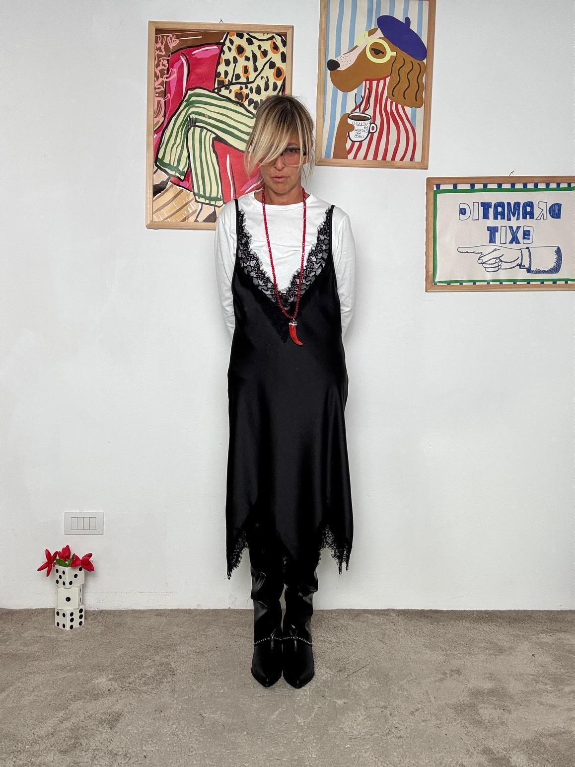 SOUVENIR . Abito con t-shirt compresa: praticità e stile in un solo look F38X1017/ NERO SOUVENIR 