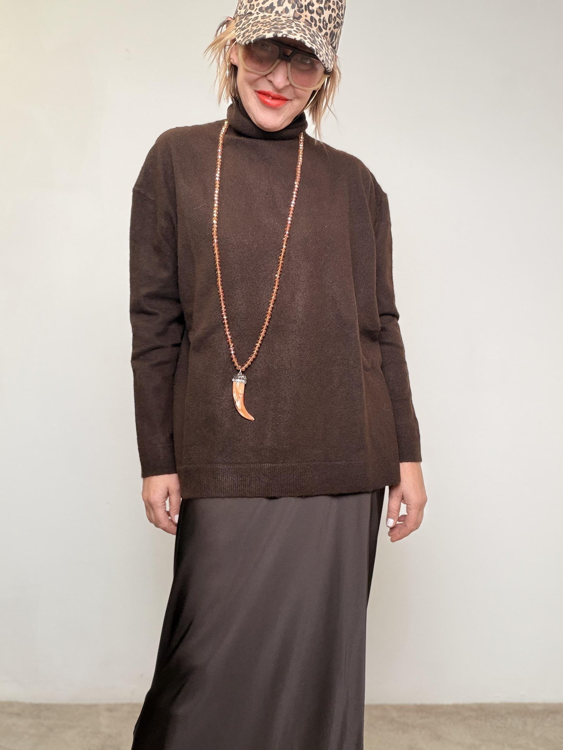 MAGLIA OVERSIZE BROWN COCOON  Minimal ma con carattere STK389/ MORO SUSY STAR 