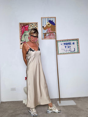 SUSY MIX - Abito Lungo Satin con Pizzo  Eleganza Effortless dal Tocco Sensuale 44422/ BEIGE SUSY MIX 