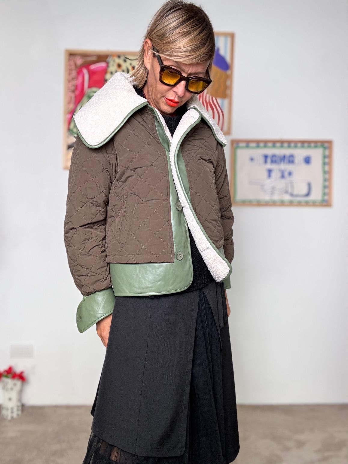 FEMALE -Giubbotto corto con profili in ecopelle  Caldo, trendy e irresistibile G251691/ VERDE FEMALE 