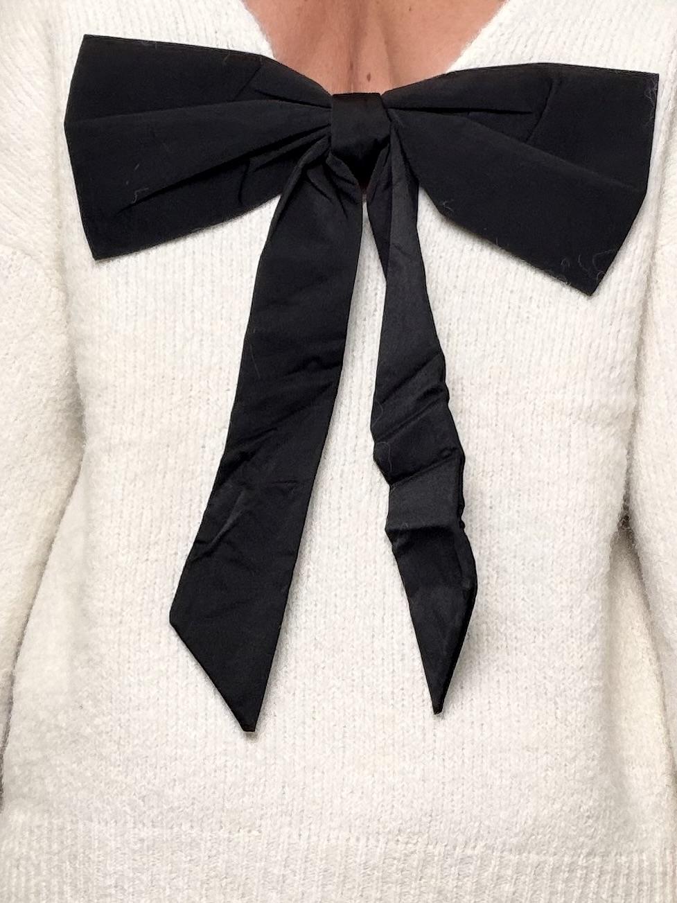 FEMALE - MAGLIA MORBIDA CON SCOLLO A V E FIOCCO DIETRO  DOLCE DAVANTI, WOW DIETRO ZM69135/ PANNA FEMALE 