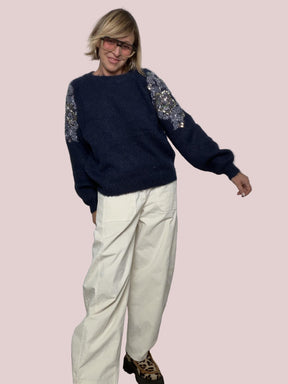 PHILIA LOFT - MAGLIA MORBIDA CON APPLICAZIONI GIOIELLO SULLE MANICHE  SOFISTICATA, CALDA, SCENOGRAFICA D01N0060/ BLU PHILIA LOFT 