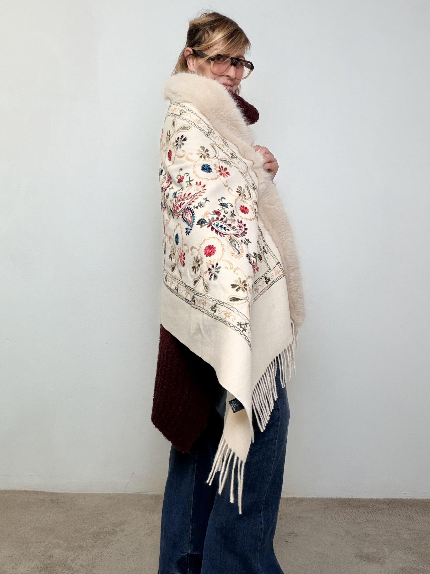 FEMALE -mantella Boho Regina  morbidezza, ricami e un tocco di magia CAPTOP/ PANNA FEMALE 