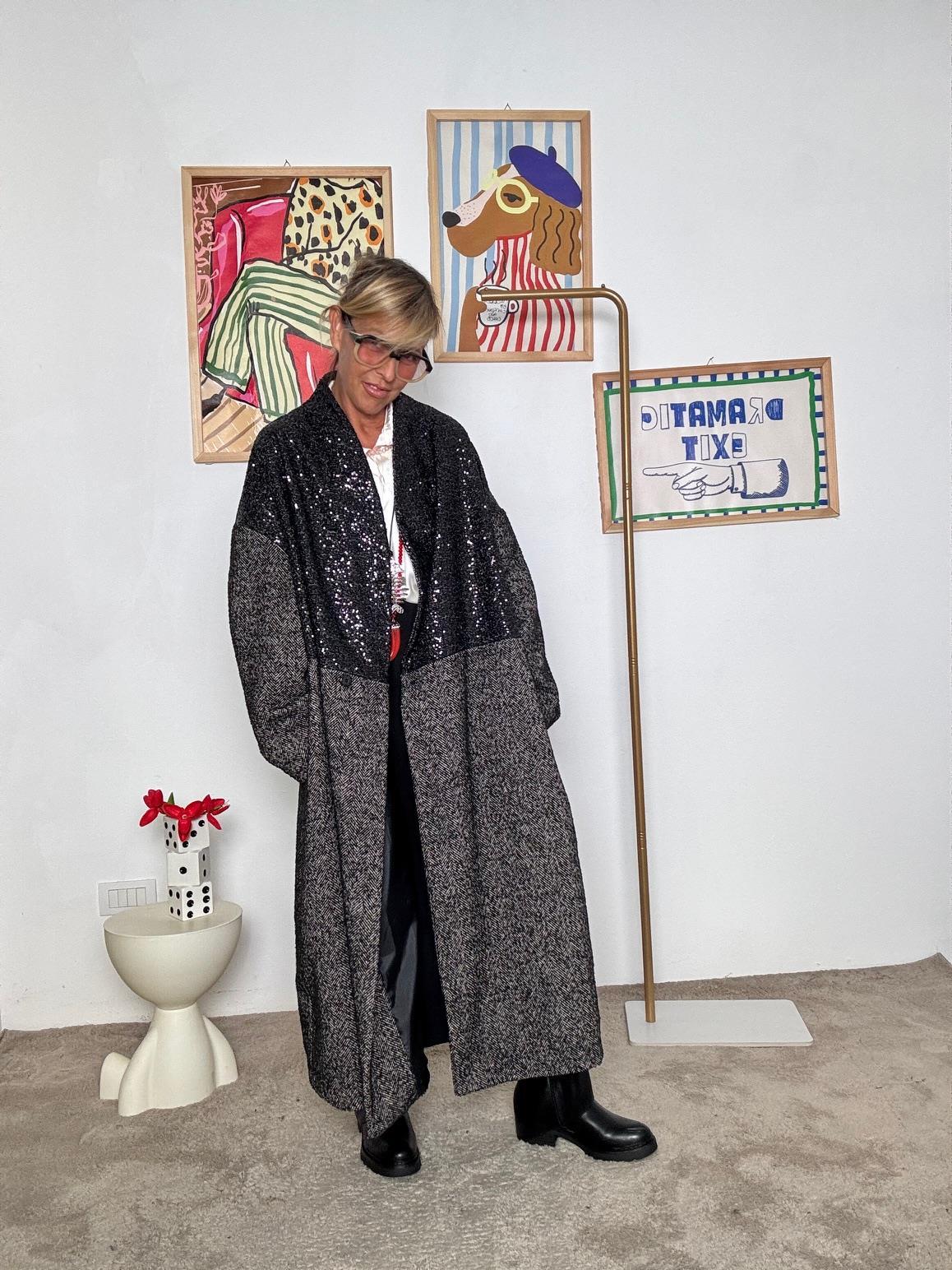 SUSY STAR - Cappotto oversize grigio con dettagli in paillettes nere STSS2859/ NERO SUSY STAR 