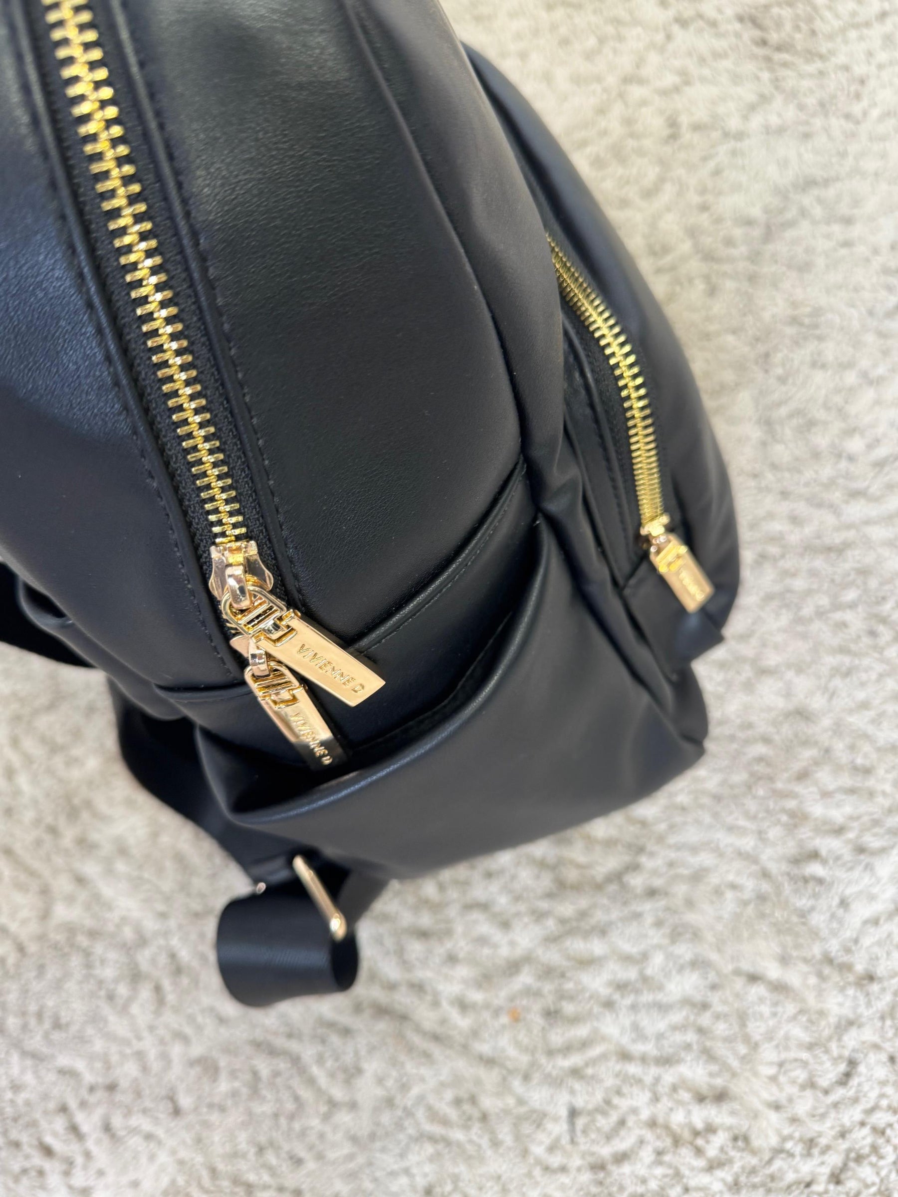 FEMALE - Zaino nero in ecopelle con nappina  pratico, chic e super capiente V190/ NERO VIVIENNE D 