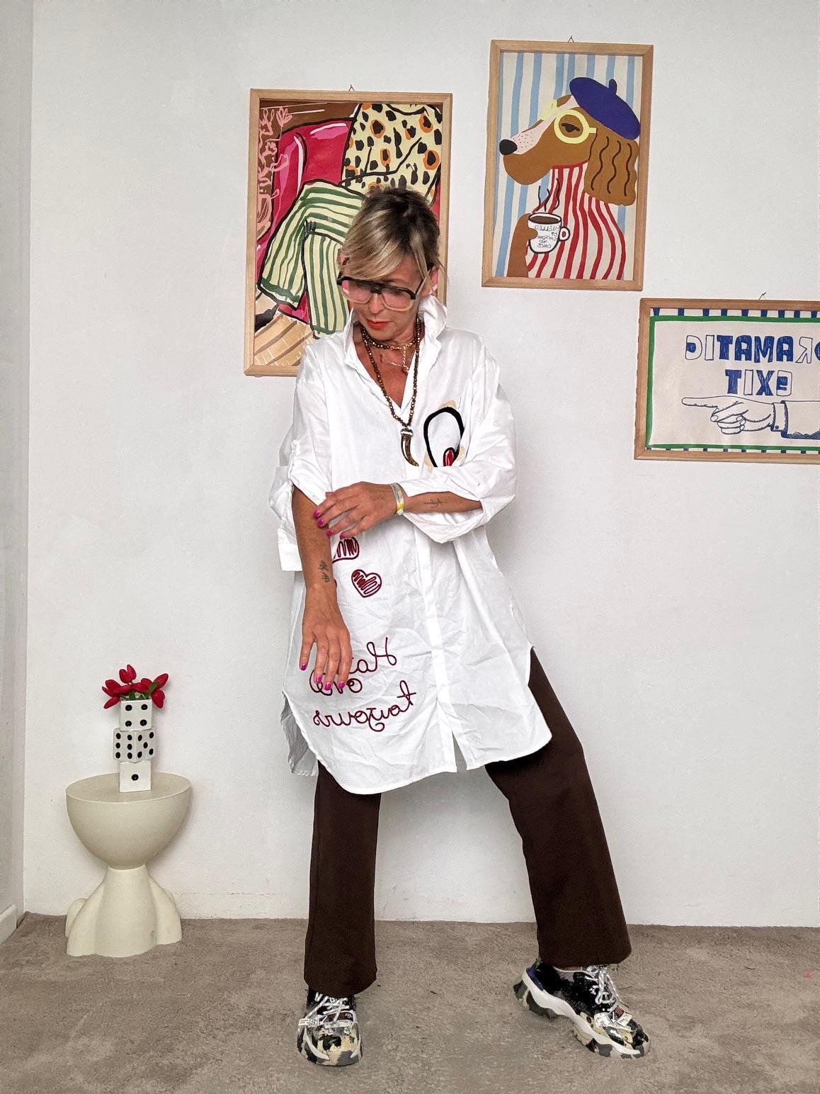 FEMALE - Camicia bianca oversize con ricami cuori  Stile creativo e romantico A6876-C1/ BIANCA FEMALE 