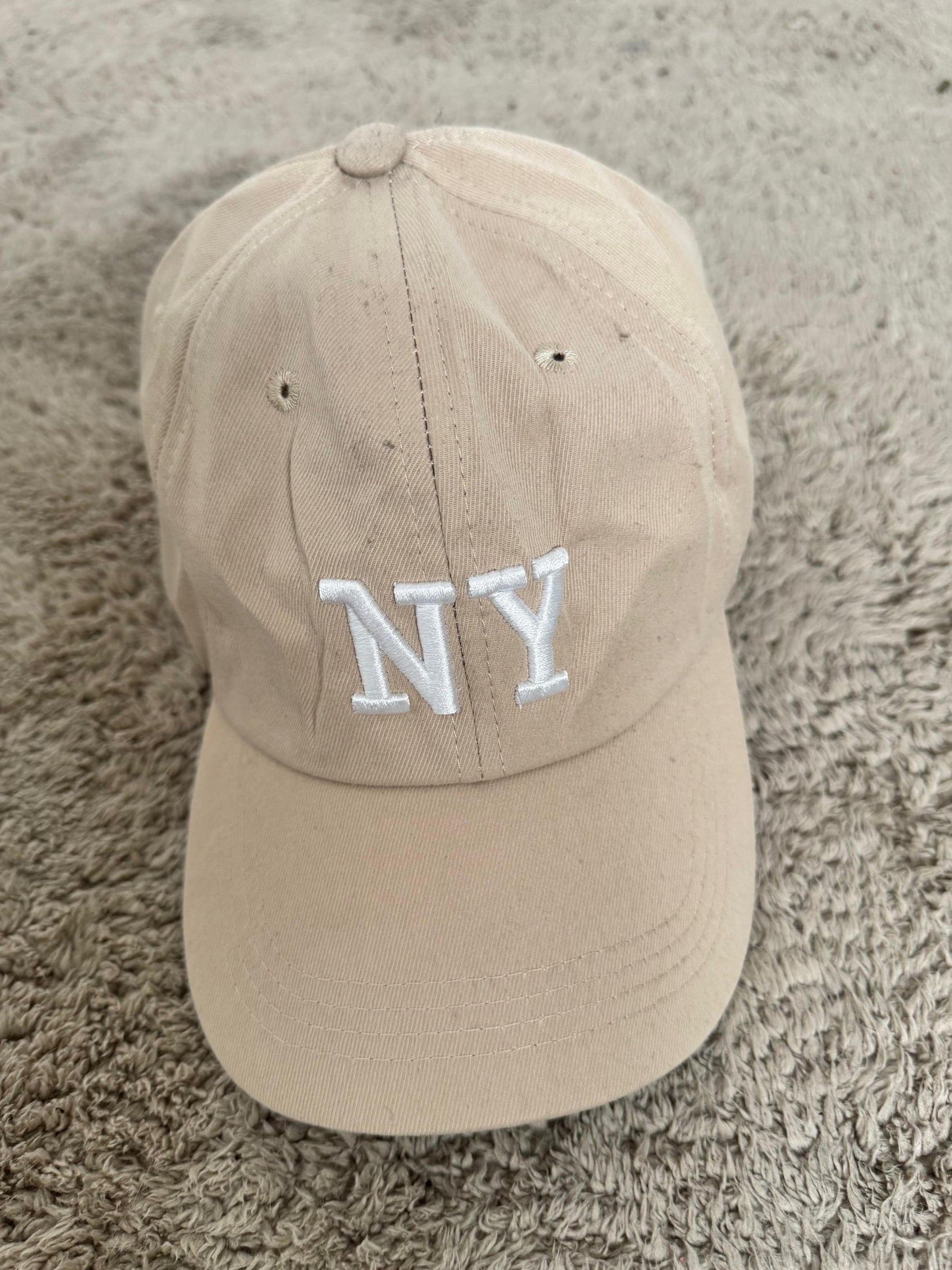 FEMALE - Cappellino beige con ricamo NY  sportivo e super trendy NEW YORK/ BEIGE FEMALE 