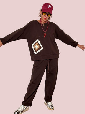 DEJA VU - Felpa over con tasca crochet  Comoda, creativa e super cool moro<BR/> A25RU414/ MORO DEJA VU 