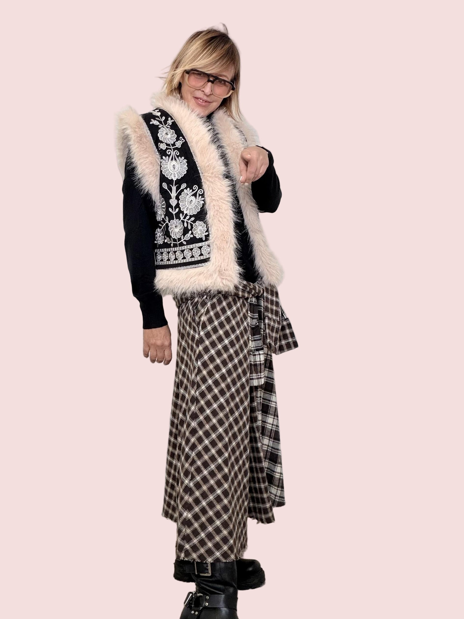 HAVE ONE - Gilet donna ricamato con bordi in eco-pelliccia LMM-P037/ NERO HAVE ONE 