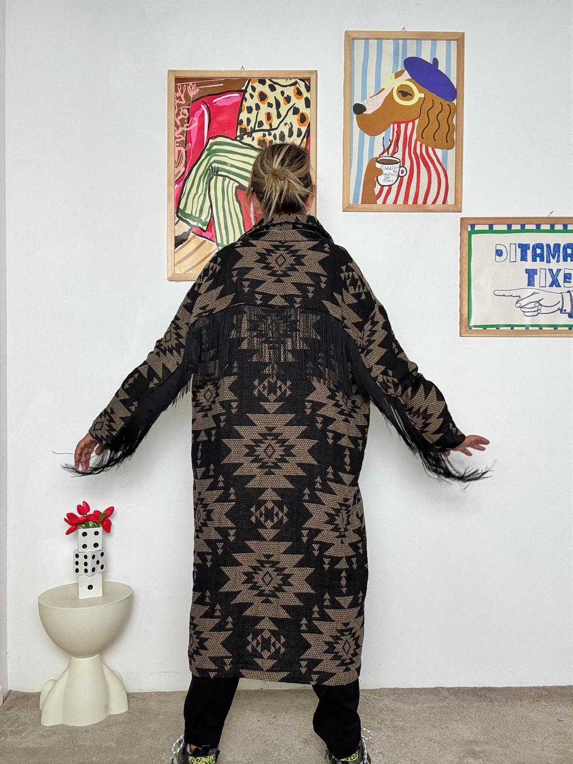 SUSY STAR - Cappotto fantasia con frange: originale, caldo e super trendy ST81695/ NERO SUSY STAR 