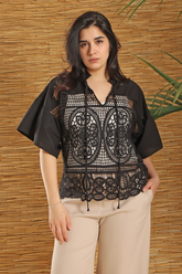 Camicia in pizzo macramé nero a maniche kimono con motivi geometrici traforati