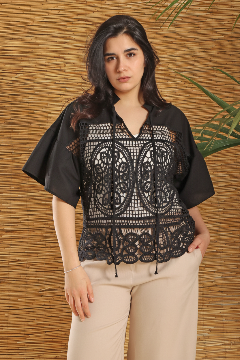 Camicia in pizzo macramé nero a maniche kimono con motivi geometrici traforati