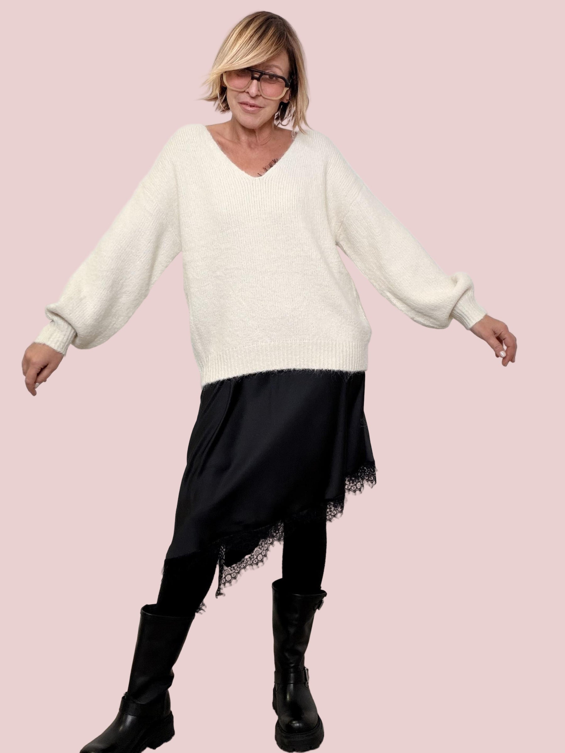 FEMALE - MAGLIA MORBIDA CON SCOLLO A V E FIOCCO DIETRO  DOLCE DAVANTI, WOW DIETRO ZM69135/ PANNA FEMALE 