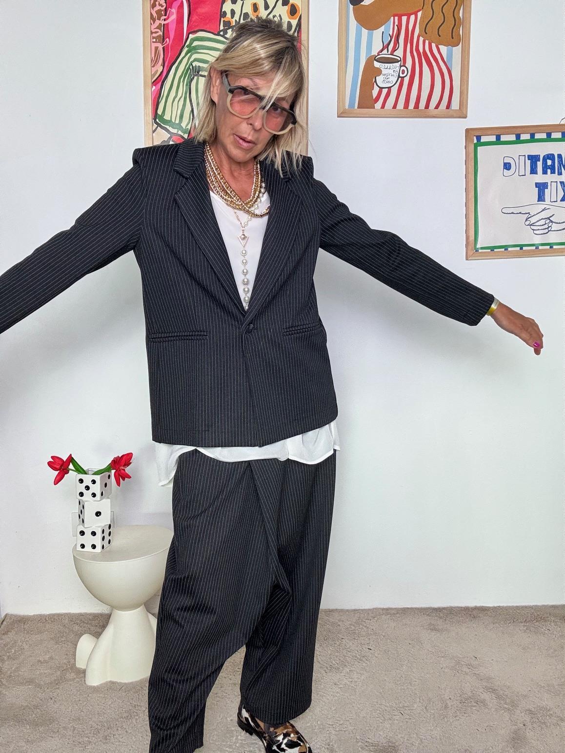 DEJA VU-  Giacca donna oversize gessata in stile androgino-chic A25FL603/ NERO DEJA VU 