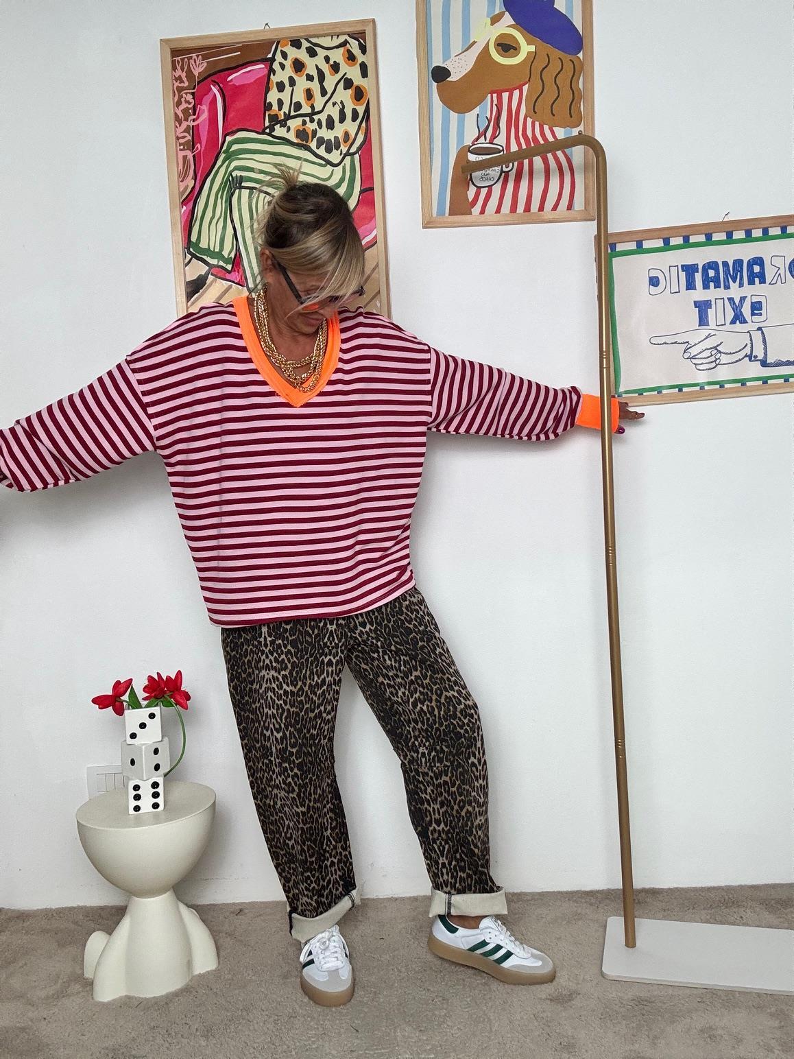 FEMALE - Felpa oversize a righe rosa e marroni  con dettagli arancio fluo R51305/ RIGA M-ROSA FEMALE 