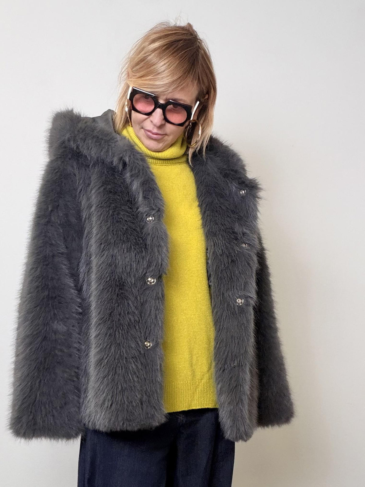 Pelliccia over ecologica dal carattere deciso A25LU605/ GRIGIO DEJA VU 