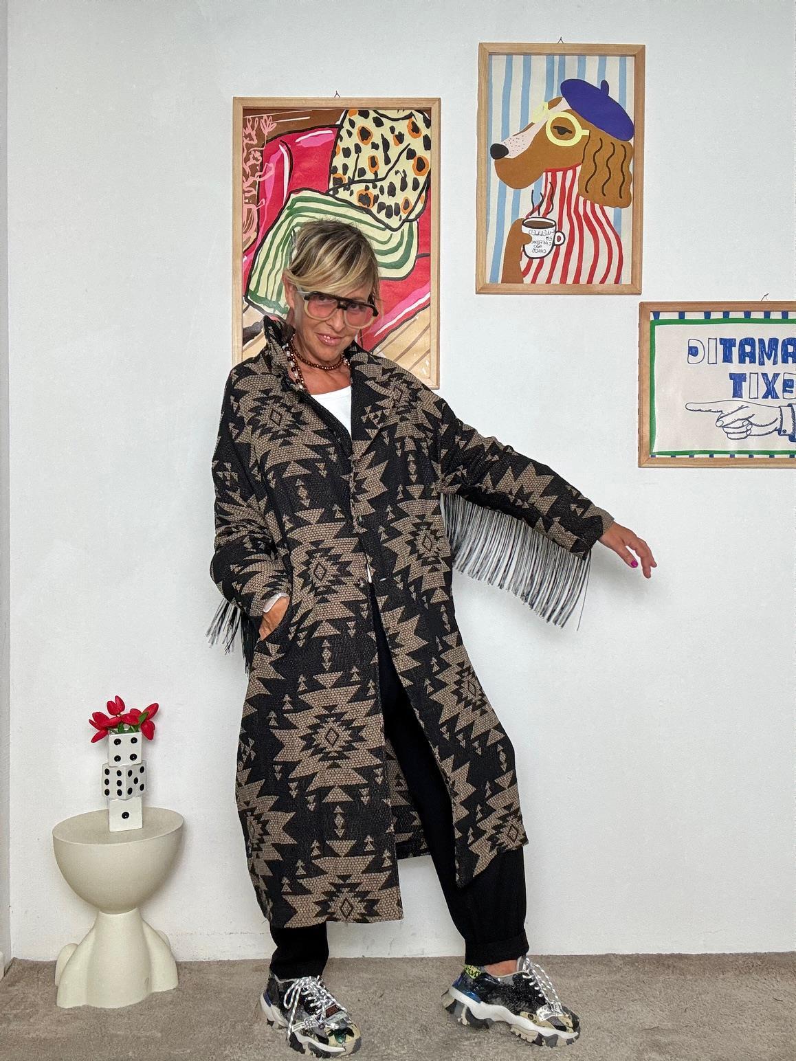 SUSY STAR - Cappotto fantasia con frange: originale, caldo e super trendy ST81695/ NERO SUSY STAR 