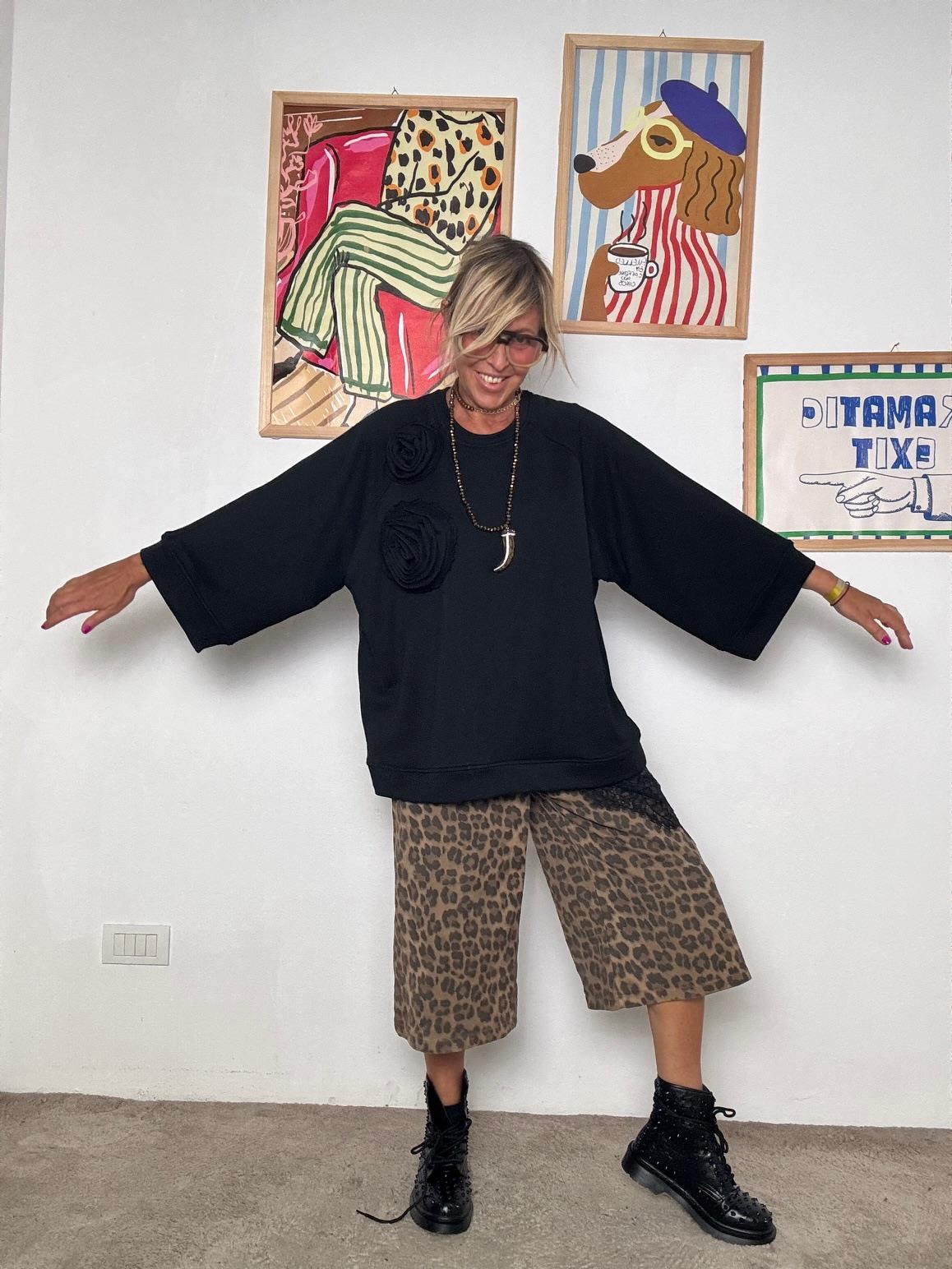 FEMALE - Felpa nera oversize con applicazioni floreali  comfort e stile in un unico capo A7227-F9/ NERO FEMALE 